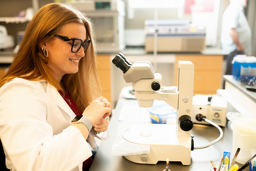 Alyssa Lemmon '26 researching in bio lab