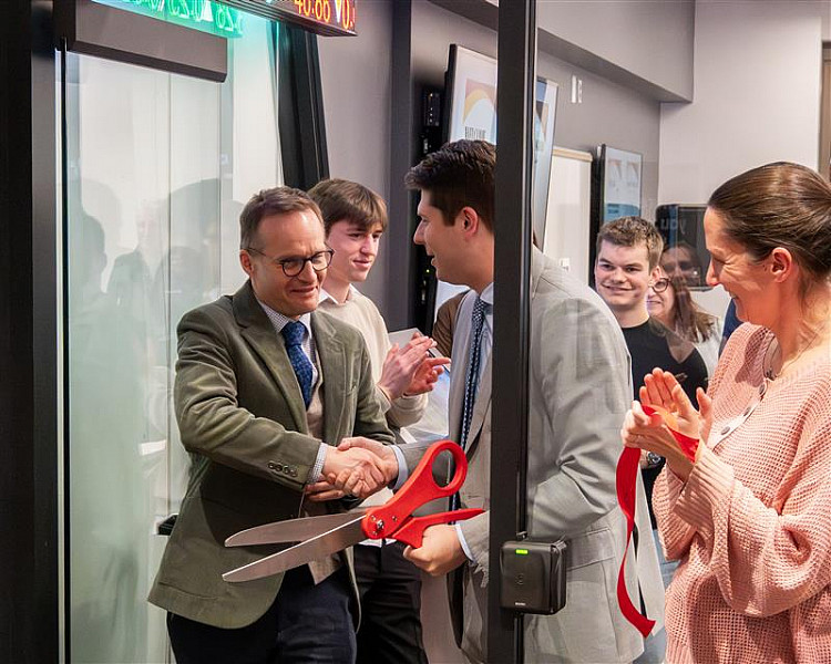 Gundolf Graml cuts ribbon at Bloomberg Lab Opening Ceremony
